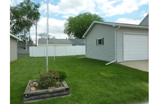 429 S Drummond St, Waupun, WI 53963-1938