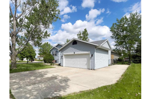 1223 Valleyridge Dr, Lake Mills, WI 53551