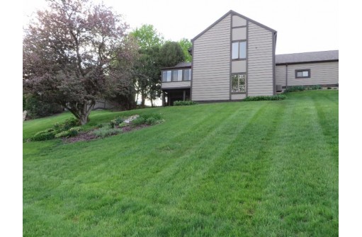 312 Country View Ct, Janesville, WI 53548