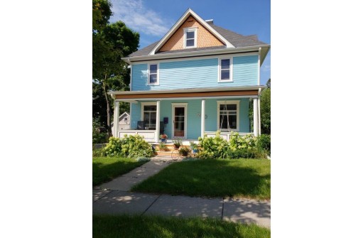 210 S 6th St, Mount Horeb, WI 53572