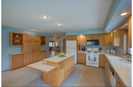 2460 Hillpoint Rd, McFarland, WI 53558-9744