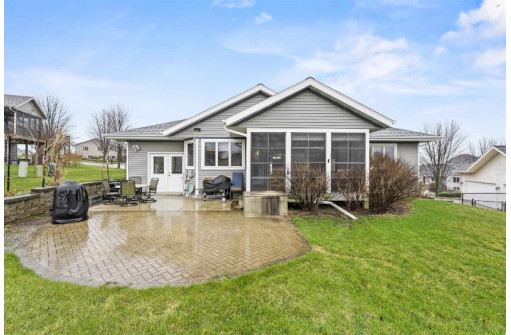 504 Lucky Tr, Mount Horeb, WI 53572