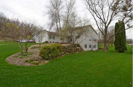 2039 Stephanie Ct, Black Earth, WI 53515