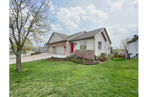 209 W Gonstead Rd, Mount Horeb, WI 53572