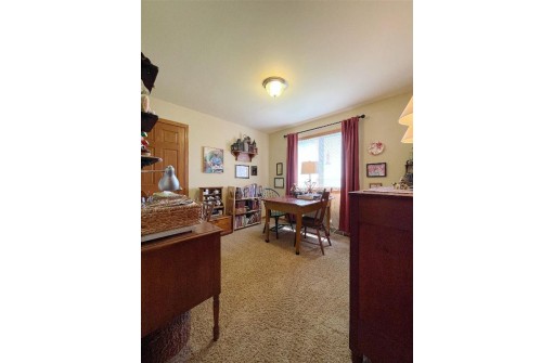 209 W Gonstead Rd, Mount Horeb, WI 53572