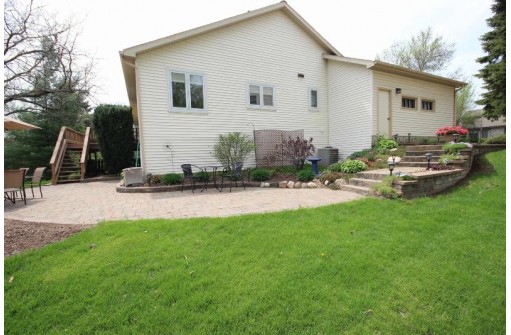 1525 Twilight Tr, Madison, WI 53716