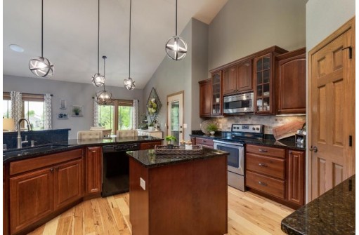 3033 Saddle Brooke Tr, Sun Prairie, WI 53590