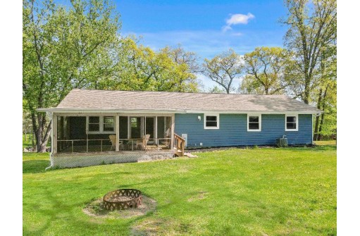 W8977 Ripley Rd, Cambridge, WI 53523