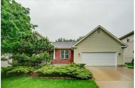 905 Eagle Crest Dr, Madison, WI 53704-8553