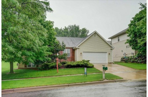 905 Eagle Crest Dr, Madison, WI 53704-8553