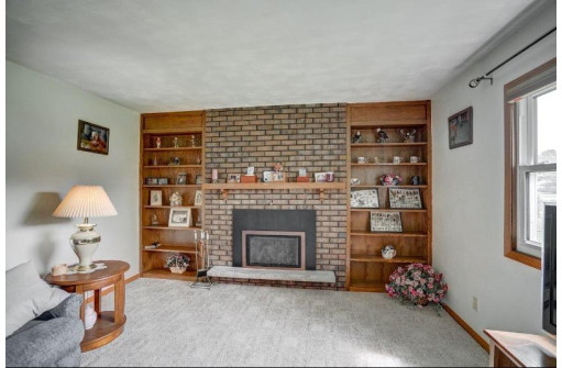 1295 Grandview Ct, Sun Prairie, WI 53590