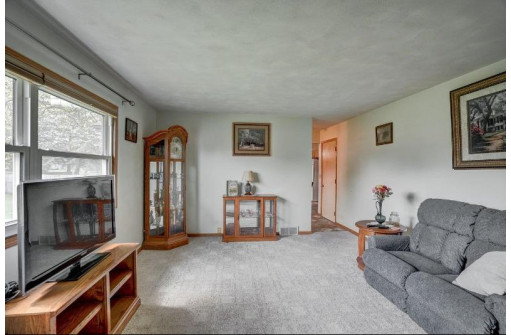 1295 Grandview Ct, Sun Prairie, WI 53590