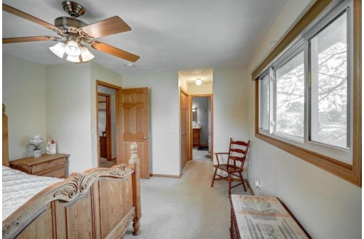 1295 Grandview Ct, Sun Prairie, WI 53590