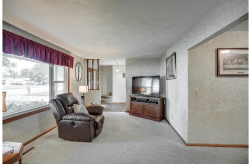 1295 Grandview Ct, Sun Prairie, WI 53590