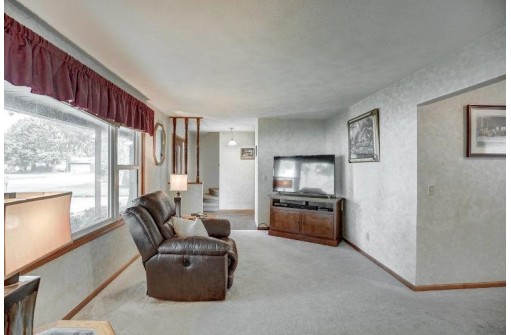 1295 Grandview Ct, Sun Prairie, WI 53590