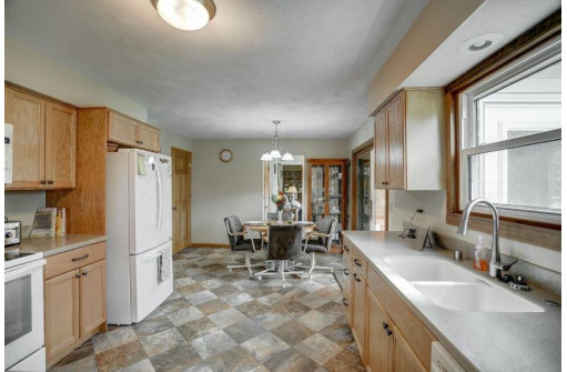 1295 Grandview Ct, Sun Prairie, WI 53590