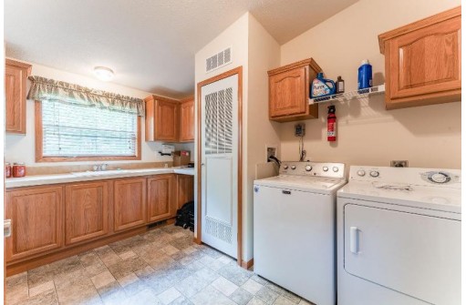 E4195 Kickapoo Ct, La Valle, WI 53941