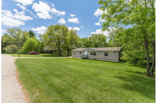 E4195 Kickapoo Ct, La Valle, WI 53941