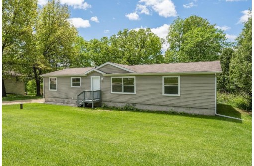 E4195 Kickapoo Ct, La Valle, WI 53941