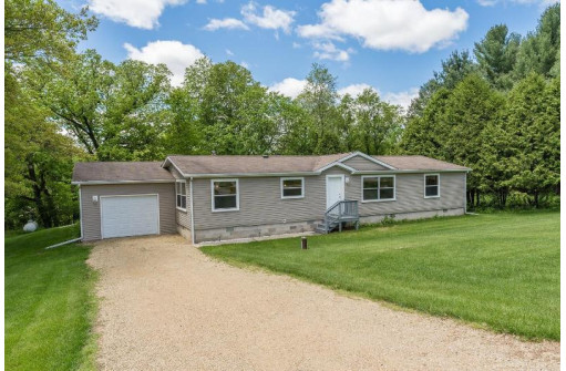 E4195 Kickapoo Ct, La Valle, WI 53941