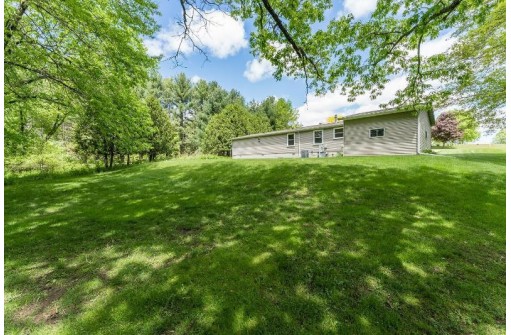 E4195 Kickapoo Ct, La Valle, WI 53941