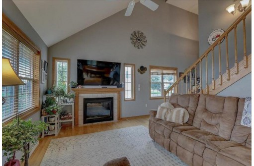 1429 Bea Ann Dr, Dodgeville, WI 53533