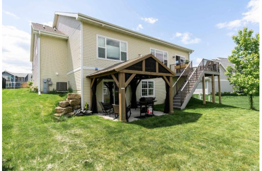 5040 St Annes Dr, Waunakee, WI 53597-9999