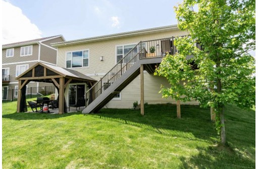 5040 St Annes Dr, Waunakee, WI 53597-9999