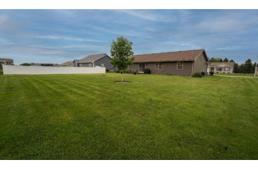 3924 Kestrel Point Dr, Janesville, WI 53548