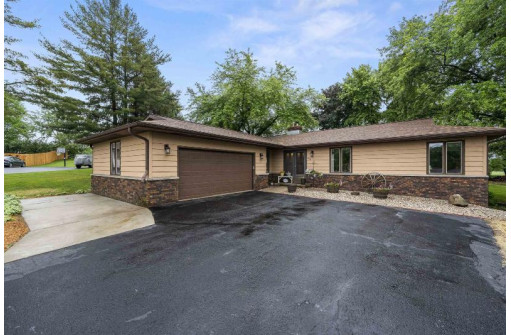 616 Shagbark Ln, DeForest, WI 53532