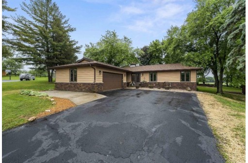 616 Shagbark Ln, DeForest, WI 53532