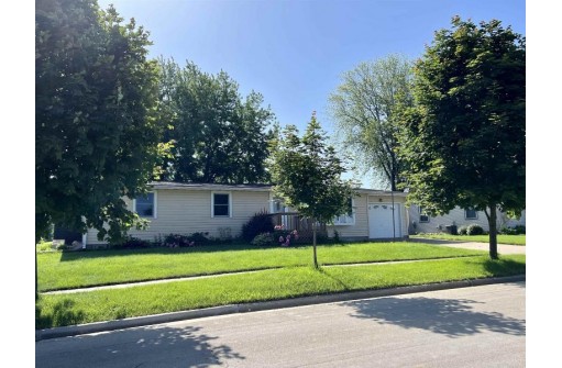 914 29th Ave, Monroe, WI 53566