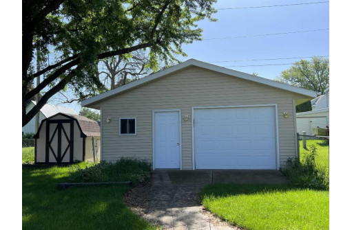 914 29th Ave, Monroe, WI 53566