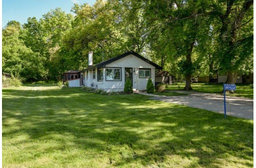 W9568 Lake Dr, Edgerton, WI 53534