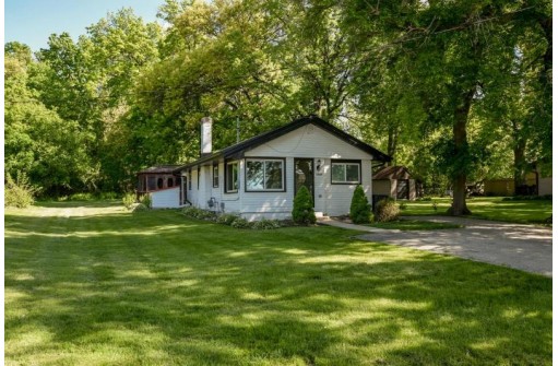 W9568 Lake Dr, Edgerton, WI 53534