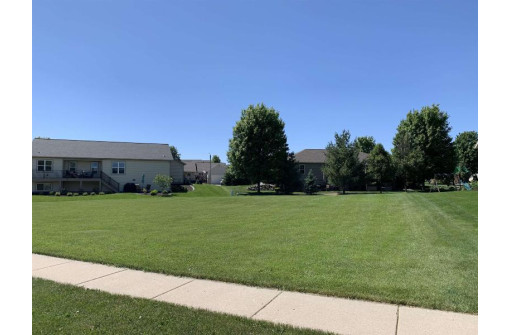 363 Vista Cir, Columbus, WI 53925