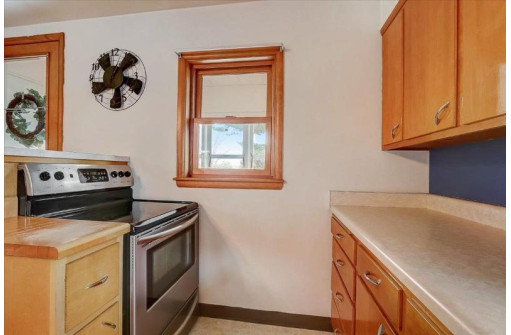 601 5th St, New Glarus, WI 53574