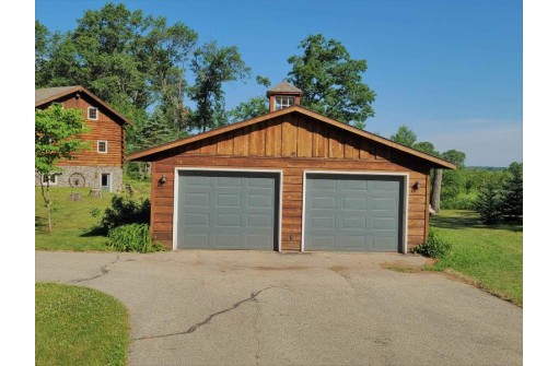 N6807 Jonathan Dr, Pardeeville, WI 53954