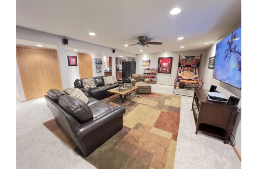 513 Meadowlark Ln, Portage, WI 53901