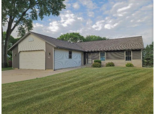 630 Oak Hill Dr Pardeeville, WI 53954