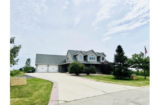 N7418 High Prairie Ln, New Glarus, WI 53574