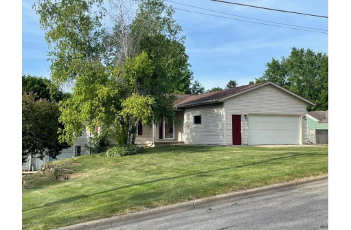 102 5th St, Mineral Point, WI 53565