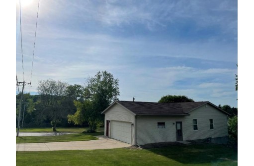 102 5th St, Mineral Point, WI 53565