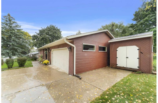 301 Mohawk Tr, DeForest, WI 53532