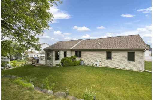 451 Oakwood Dr, Oregon, WI 53575