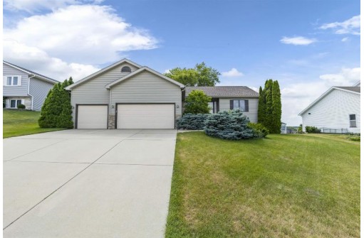 451 Oakwood Dr, Oregon, WI 53575