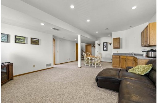 451 Oakwood Dr, Oregon, WI 53575