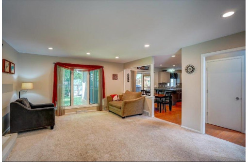 2 Williams Cir, Madison, WI 53719