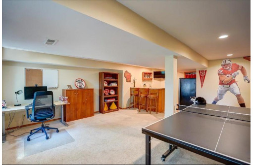 2 Williams Cir, Madison, WI 53719