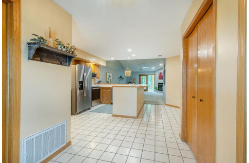 5387 Mariners Cove Dr 313, Madison, WI 53704